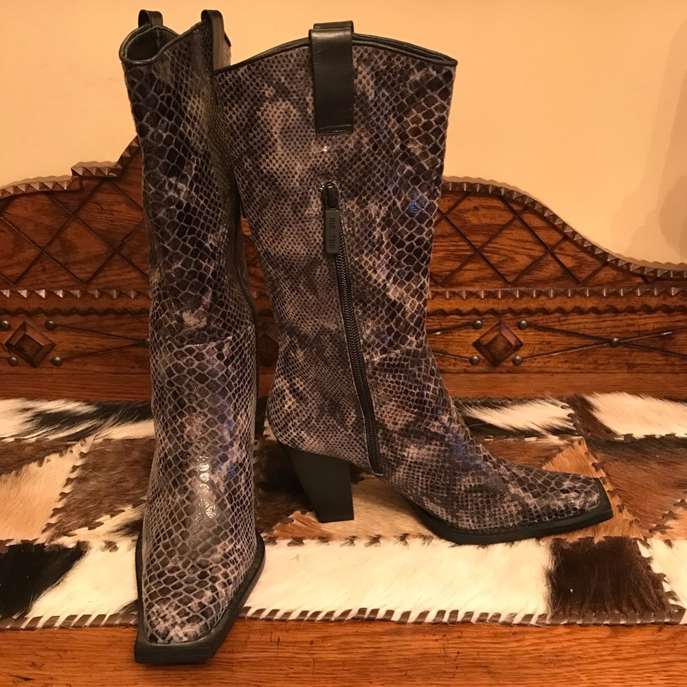 NWOT LEATHER SNAKESKIN BOOTS